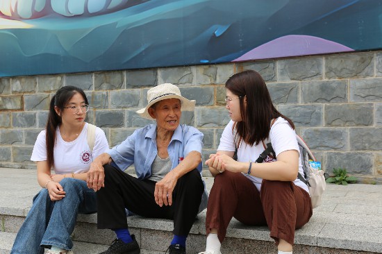 宣講團(tuán)成員在懷柔區(qū)渤海鎮(zhèn)北溝村調(diào)研