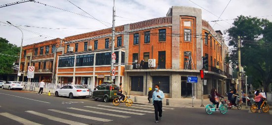 2021年，北京建筑大學(xué)建筑與城市規(guī)劃學(xué)院丁奇教授主持完成了北京市西城區(qū)西安門大街街區(qū)改造提升項目，圖為保護修繕后的紅樓公共藏書樓
