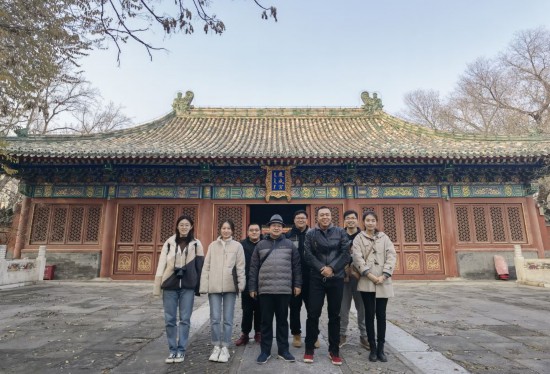 北建大教師馬全寶與學(xué)生在慶城宮合影