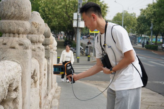 北建大學(xué)生在萬寧橋進(jìn)行三維激光掃描