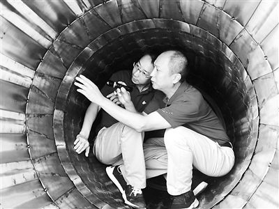 羅卓紅（右）指導(dǎo)徒弟。 國(guó)營(yíng)川西機(jī)器廠供圖