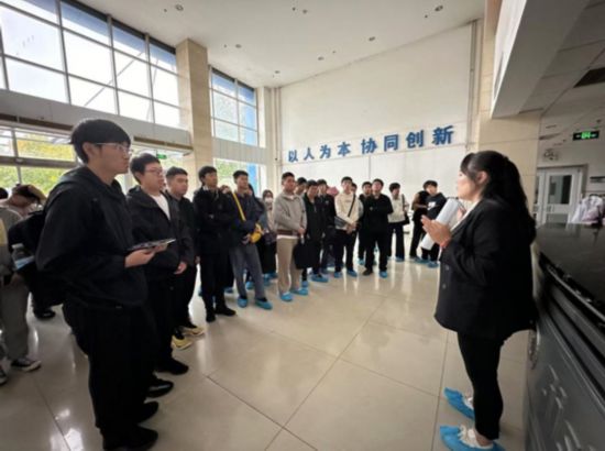 數(shù)字財(cái)經(jīng)產(chǎn)業(yè)學(xué)院財(cái)務(wù)管理專業(yè)學(xué)生赴航信開展認(rèn)崗實(shí)踐