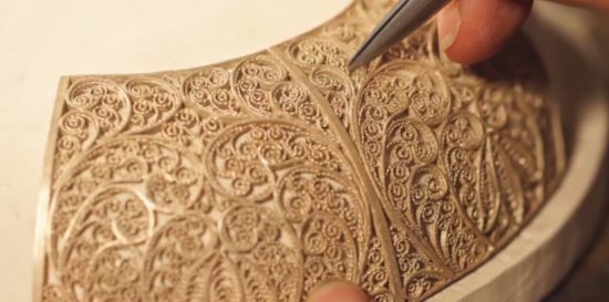 學(xué)生進(jìn)行花絲鑲嵌工藝品制作