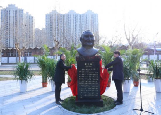 黃炎培先生銅像落成揭幕儀式在園區(qū)順利舉辦