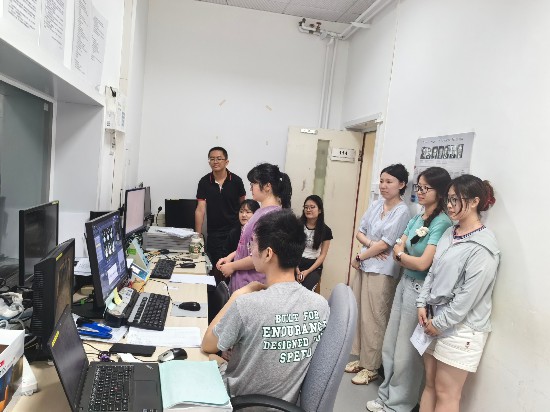 北二外學(xué)生在中科院心理所收集磁共振數(shù)據(jù)