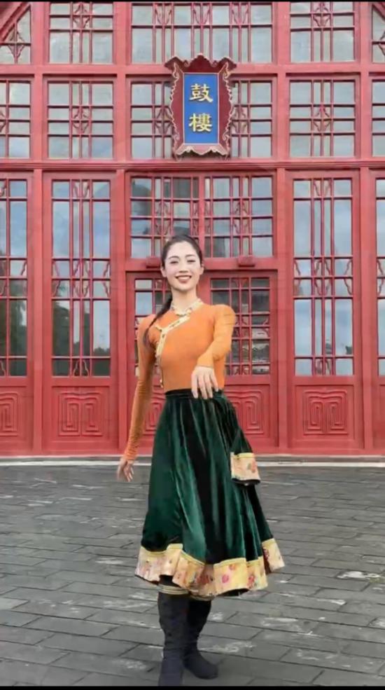 中國民族民間舞系學生實地拍攝短視頻《用民族舞帶您感受北京中軸線》