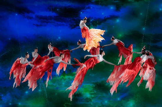 學(xué)校與央視總臺(tái)聯(lián)合推出春晚舞蹈《錦鯉》，打造科藝融合新高度