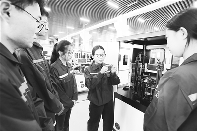 在山東科技職業(yè)學(xué)院實(shí)訓(xùn)基地里，教師（右二）正在現(xiàn)場(chǎng)教學(xué)。受訪者供圖