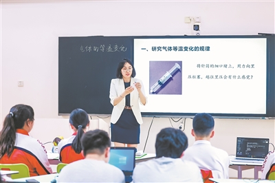 圖為北京一零一中學(xué)教師孫越正在教授物理探究課。 受訪(fǎng)單位供圖