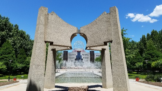 中國(guó)石油大學(xué)(北京)《開(kāi)啟智慧之門(mén)的鑰匙》雕塑