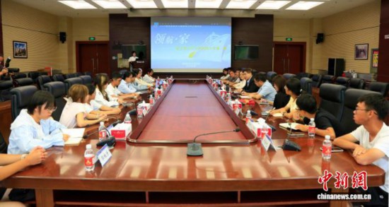 中國工程院院士薛長湖在班會上與同學(xué)們交流。中國海洋大學(xué) 供圖