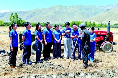 西安交大赴藏社會(huì)實(shí)踐隊(duì)在西藏山南昌珠鎮(zhèn)克鬆村與村民交談。資料圖片