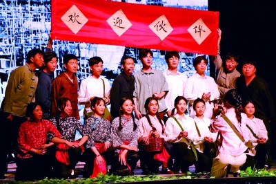 西安交大原創(chuàng)校園話劇《追憶西遷年華—向西而歌》在北京上演。資料圖片
