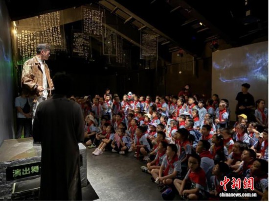 圖為重慶市沙坪壩區(qū)樹人小學(xué)校的師生沉浸觀劇。紅巖紅沉浸式劇場(chǎng)供圖