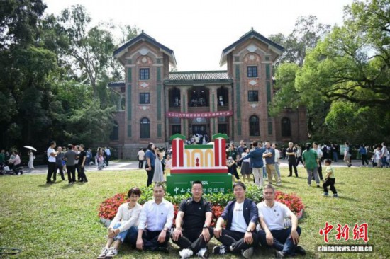 2024年11月9日，廣東廣州，中山大學百年校慶在即，校友返校參觀。(資料圖)中新網記者 陳楚紅 攝