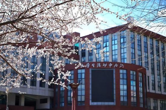 首都師范大學(xué)夏晨廣場山桃花掩映中的大學(xué)生活動中心