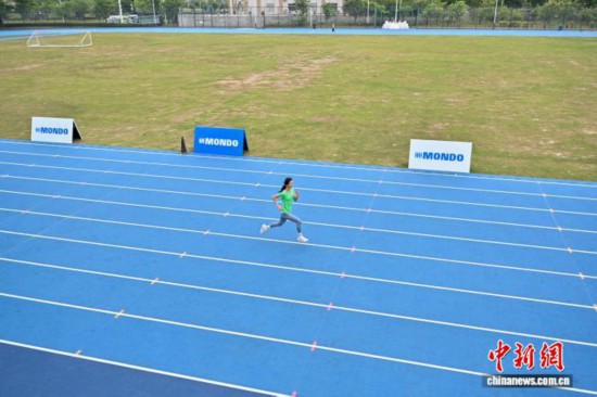 圖為運(yùn)動(dòng)員在訓(xùn)練基地田競(jìng)場(chǎng)內(nèi)訓(xùn)練。中新社記者 陳驥旻 攝