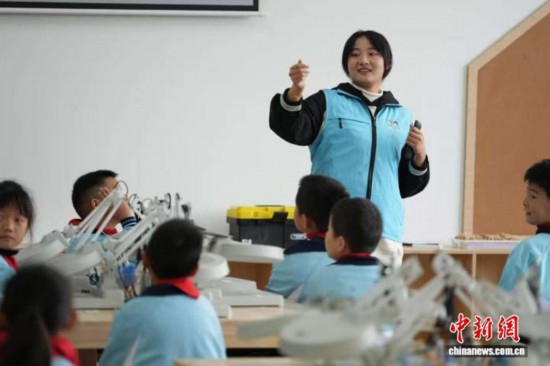 研學老師在傳授考古知識。劉鴻鶴 攝