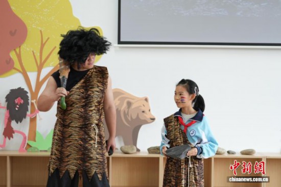 11月3日，來自東至縣至德小學的學生在華龍洞史前戲劇研學精品課上與老師進行互動。劉鴻鶴 攝