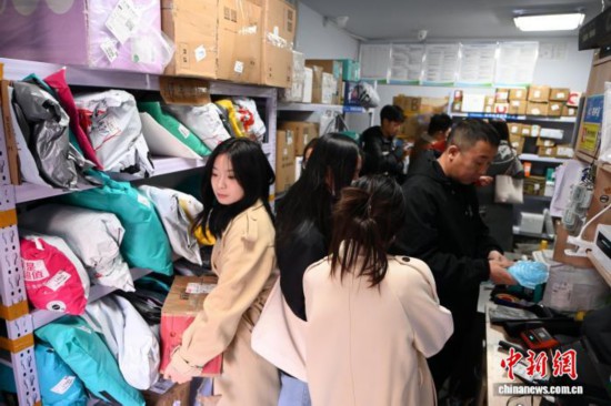 11月4日，呼和浩特民族學(xué)院校園周邊的菜鳥驛站內(nèi)，快件量增多。 中新網(wǎng)記者 劉文華 攝