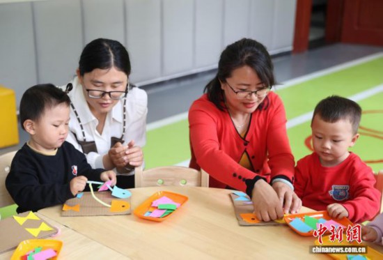 11月5日，小朋友在銀川市金鳳區(qū)湖畔嘉苑西區(qū)社區(qū)黨群服務中心的“寶寶屋”里快樂玩耍。中新社記者 于晶 攝