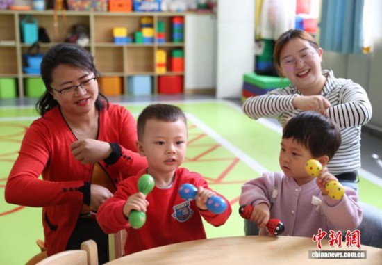 11月5日，小朋友在銀川市金鳳區(qū)湖畔嘉苑西區(qū)社區(qū)黨群服務中心的“寶寶屋”里快樂玩耍。中新社記者 于晶 攝