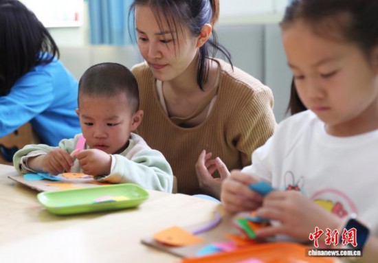 11月5日，小朋友在銀川市金鳳區(qū)湖畔嘉苑西區(qū)社區(qū)黨群服務中心的“寶寶屋”里快樂玩耍。中新社記者 于晶 攝