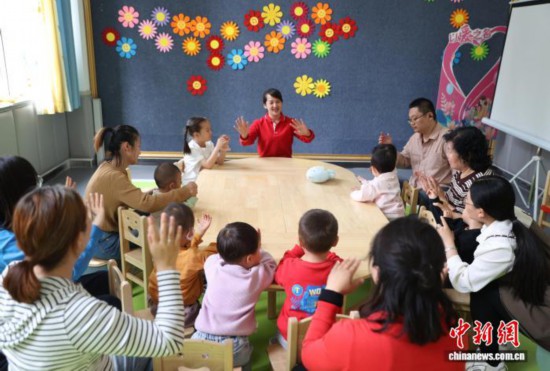 11月5日，小朋友在銀川市金鳳區(qū)湖畔嘉苑西區(qū)社區(qū)黨群服務中心的“寶寶屋”里快樂玩耍。中新社記者 于晶 攝