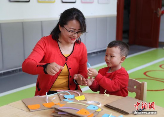 11月5日，小朋友在銀川市金鳳區(qū)湖畔嘉苑西區(qū)社區(qū)黨群服務中心的“寶寶屋”里快樂玩耍。近年來，銀川市積極構建高質量托育服務體系，著力打造“15分鐘托育服務圈”，將“寶寶屋”廣泛嵌入社區(qū)之中，讓居民不出遠門，就能享受到便捷、安心的托育服務。中新社記者 于晶 攝