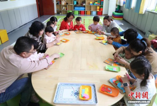 11月5日，小朋友在銀川市金鳳區(qū)湖畔嘉苑西區(qū)社區(qū)黨群服務中心的“寶寶屋”里快樂玩耍。中新社記者 于晶 攝