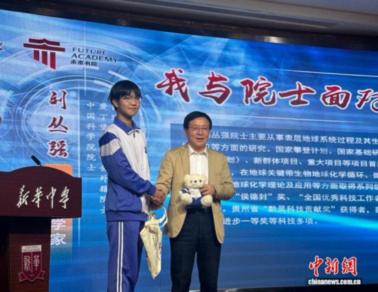 劉叢強(qiáng)院士與學(xué)生合影。(天津大學(xué) 供圖)