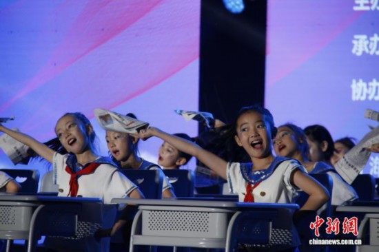 圖為活動(dòng)現(xiàn)場(chǎng)的課桌舞展示。陳宗淇 攝