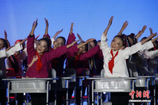 圖為活動(dòng)現(xiàn)場(chǎng)的課桌舞展演。陳宗淇 攝