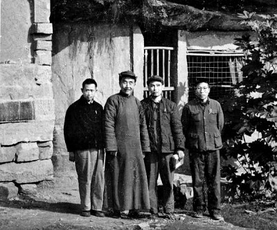 1972年，任乃強（左二）在家鄉(xiāng)南充夏樂灣居所。