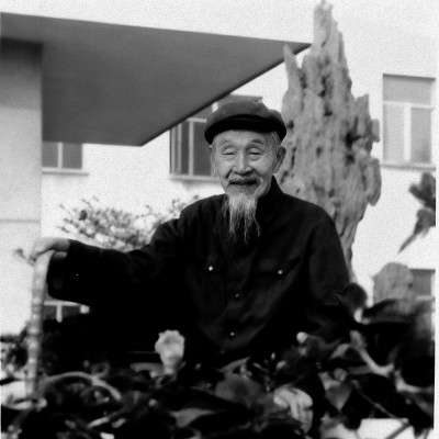 1987年，任乃強在成都留影。