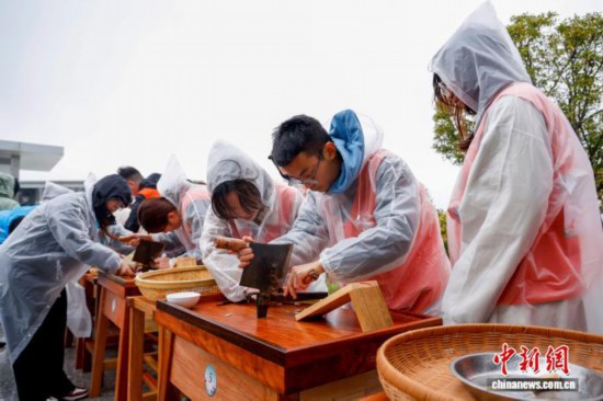 圖為選手們在比賽中。中新社記者 肖健 攝