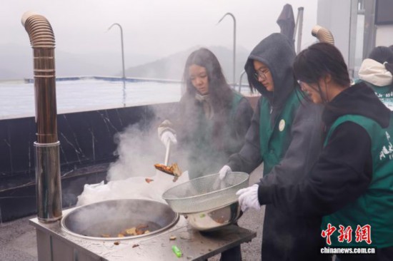 圖為參賽選手炒制白術。中新社記者 肖健 攝