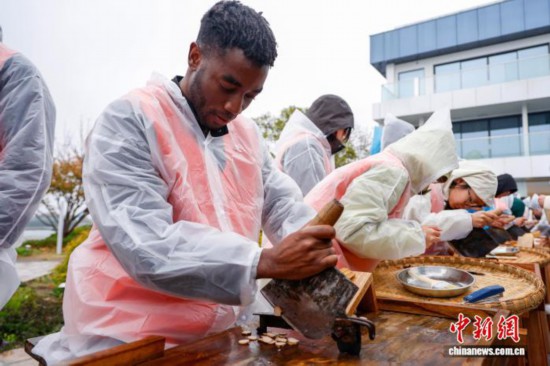圖為國際選手在比賽中切白芍。中新社記者 肖健 攝