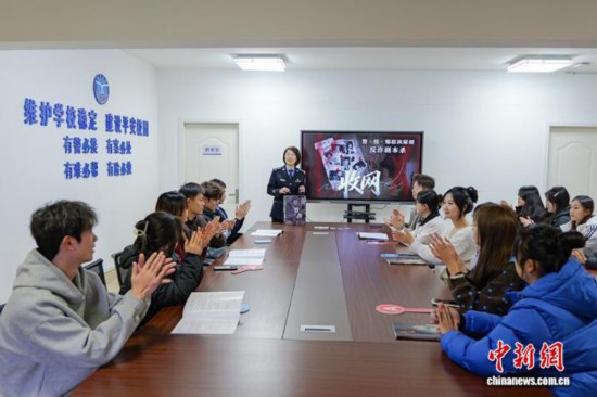 圖為學(xué)生們?cè)隗w驗(yàn)反詐劇本殺《收網(wǎng)》。劉彥均 攝