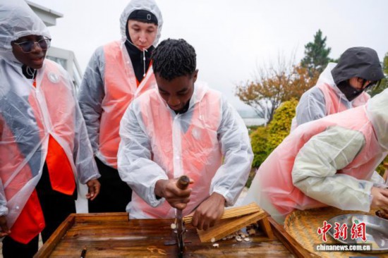 圖為國際選手切白芍。中新社記者 肖健 攝