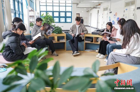 圖為學(xué)生們?cè)谟懻搫”練⒕€索。劉彥均 攝