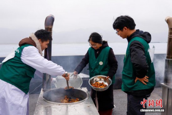 圖為參賽選手在炮制臺前炒制白術。中新社記者 肖健 攝