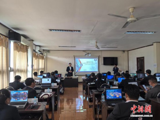 11月18日，“瀾湄跨境技能培訓(xùn)—老撾北部數(shù)字化能力提升培訓(xùn)班”在瑯勃拉邦開班。昆明理工大學(xué) 供圖